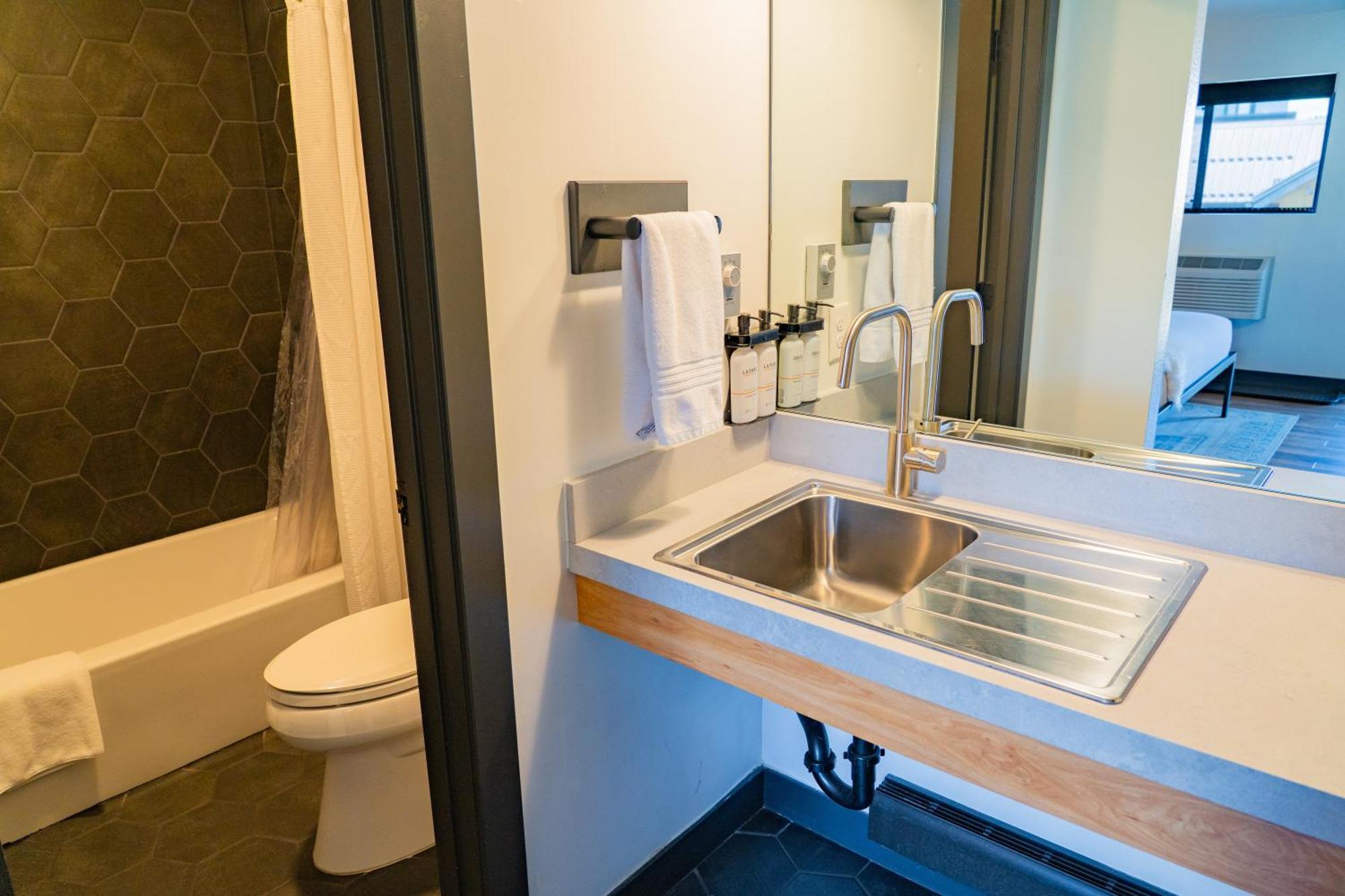 Gravity Haus Winter Park Hotel Bagian luar foto